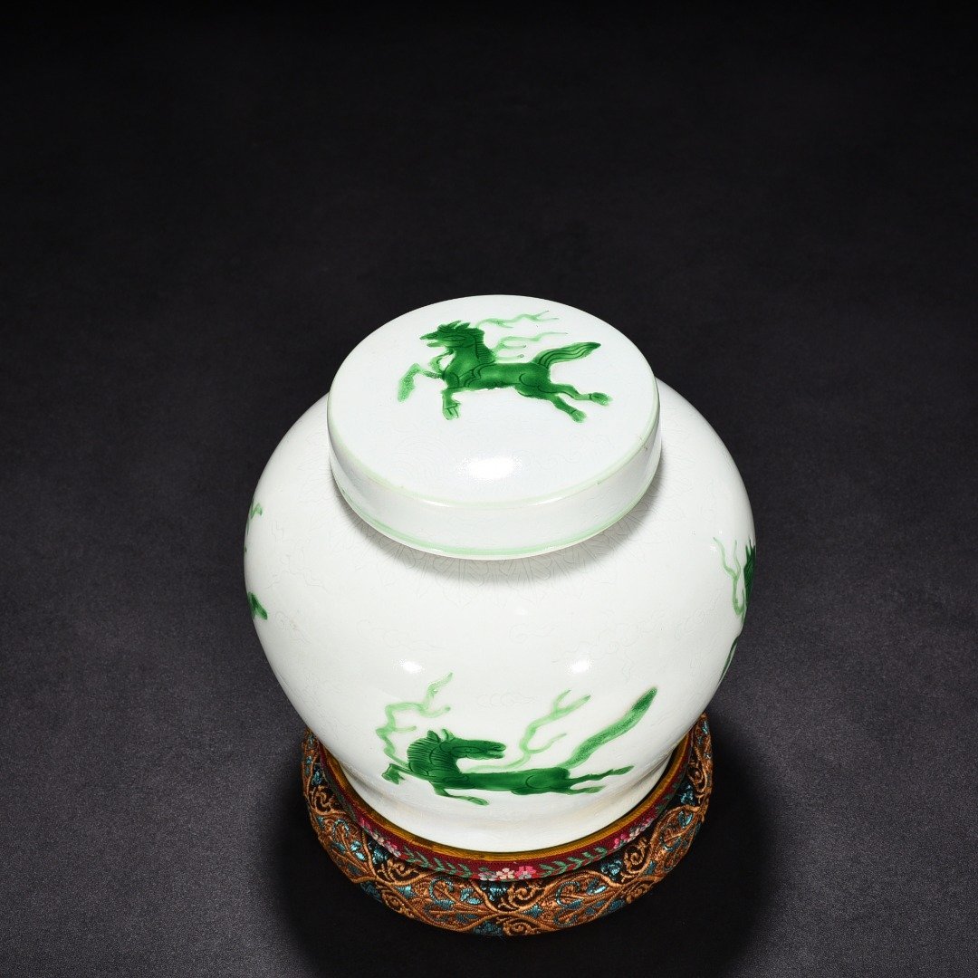 Ming Dynasty Hongzhi green glaze engraved Pegasus pattern lid jar reflow porcelain