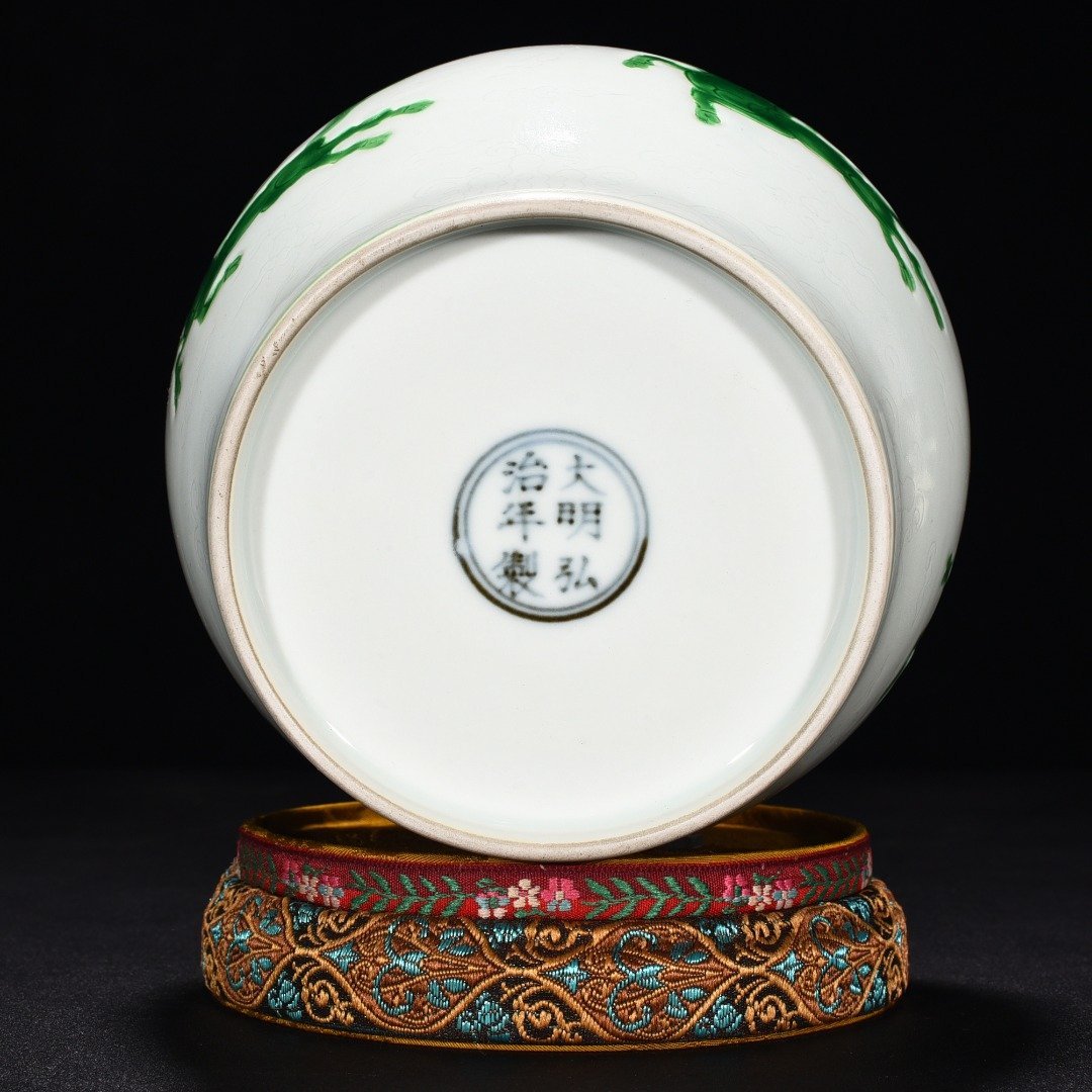 Ming Dynasty Hongzhi green glaze engraved Pegasus pattern lid jar reflow porcelain