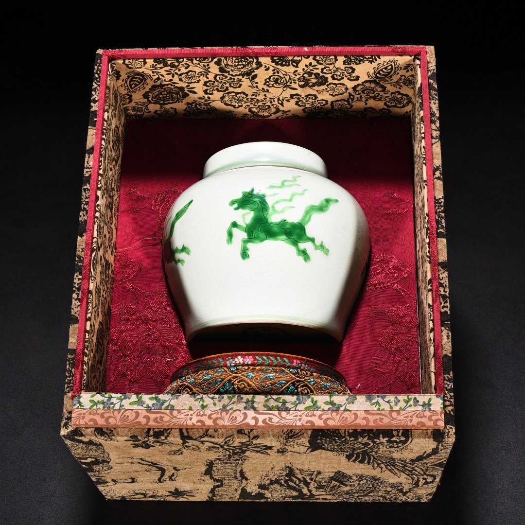 Ming Dynasty Hongzhi green glaze engraved Pegasus pattern lid jar reflow porcelain