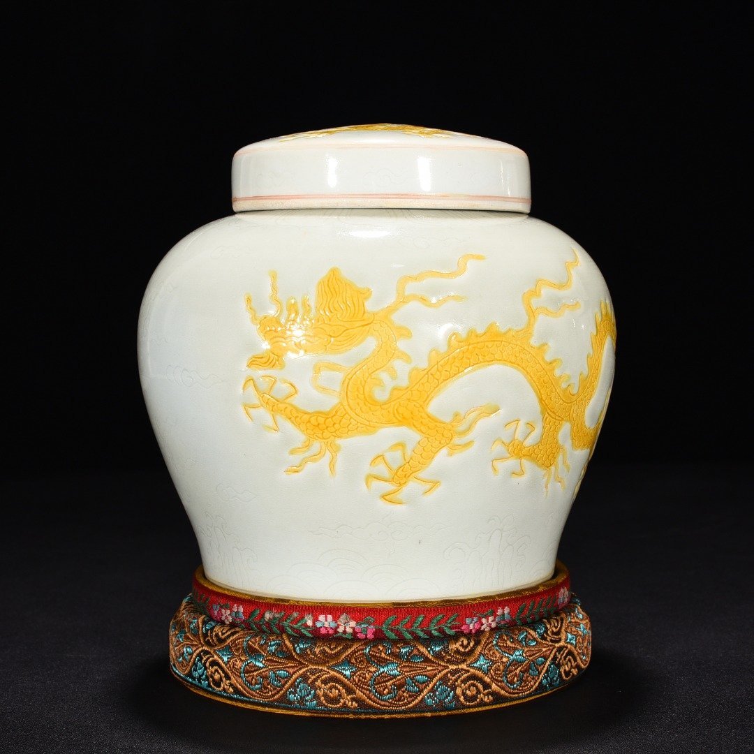 Ming Dynasty Hongzhi yellow glaze engraved cloud and dragon pattern lid jar