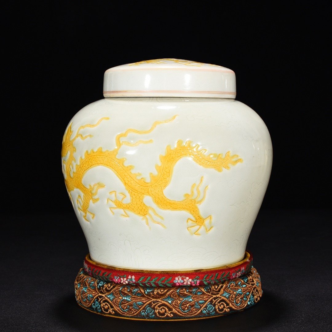 Ming Dynasty Hongzhi yellow glaze engraved cloud and dragon pattern lid jar