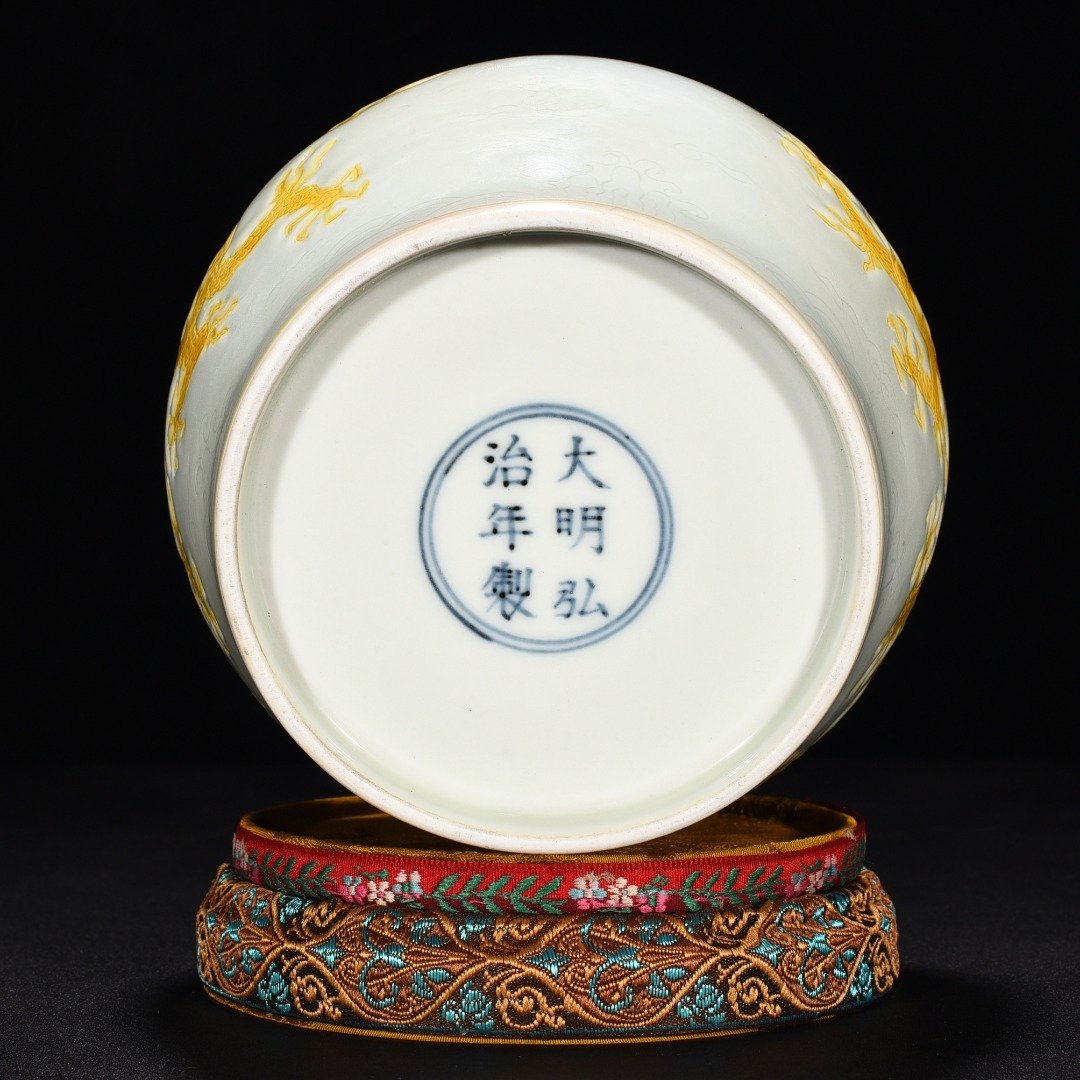 Ming Dynasty Hongzhi yellow glaze engraved cloud and dragon pattern lid jar