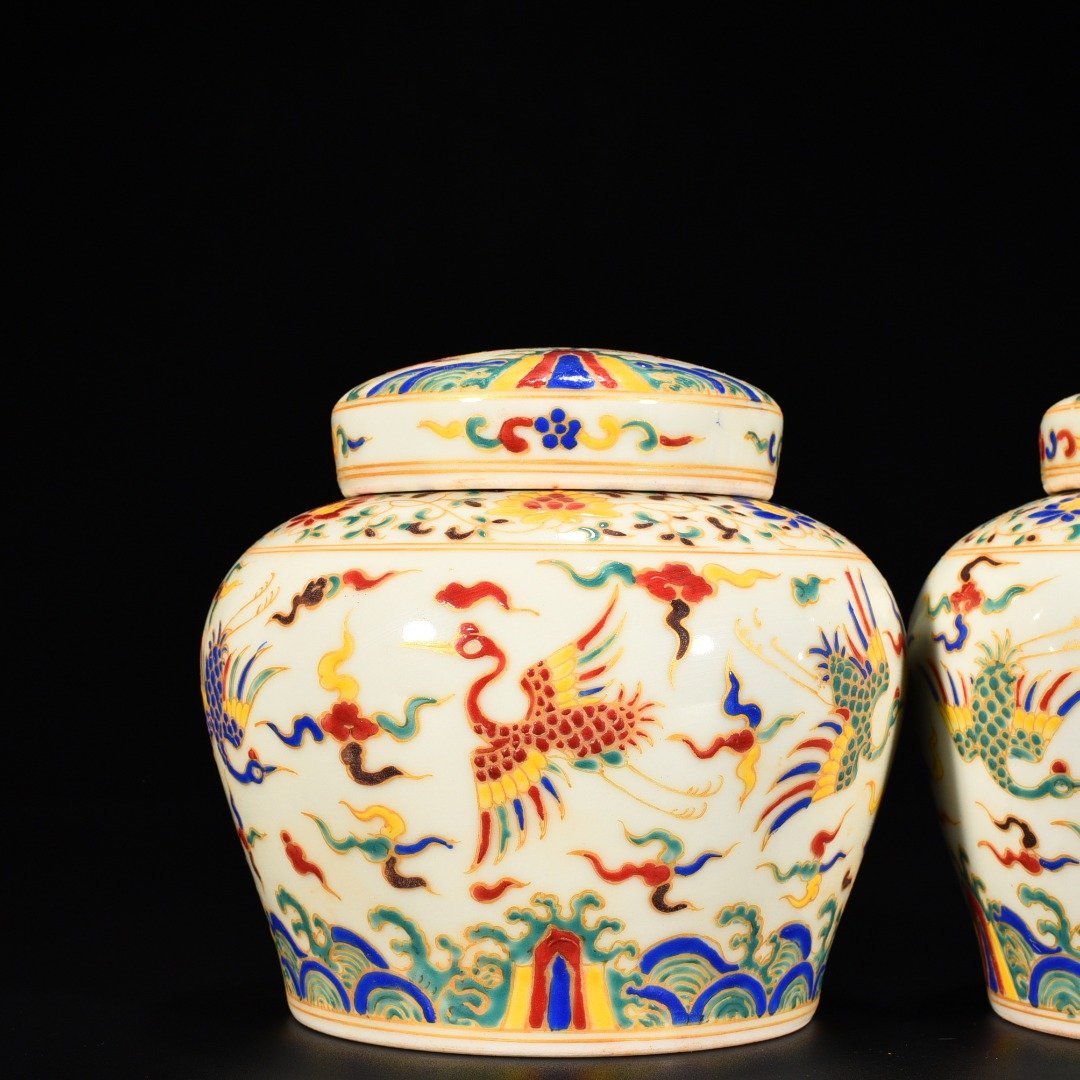 Ming Dynasty Chenghua five-color painted gold cloud and crane pattern lid jar