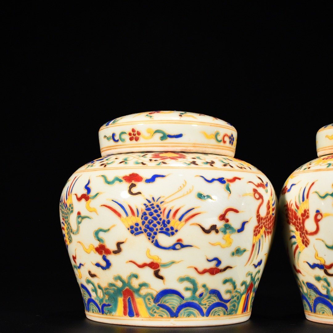 Ming Dynasty Chenghua five-color painted gold cloud and crane pattern lid jar