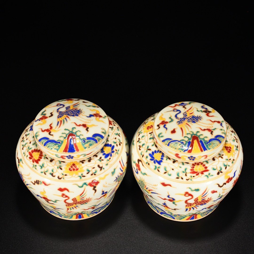 Ming Dynasty Chenghua five-color painted gold cloud and crane pattern lid jar