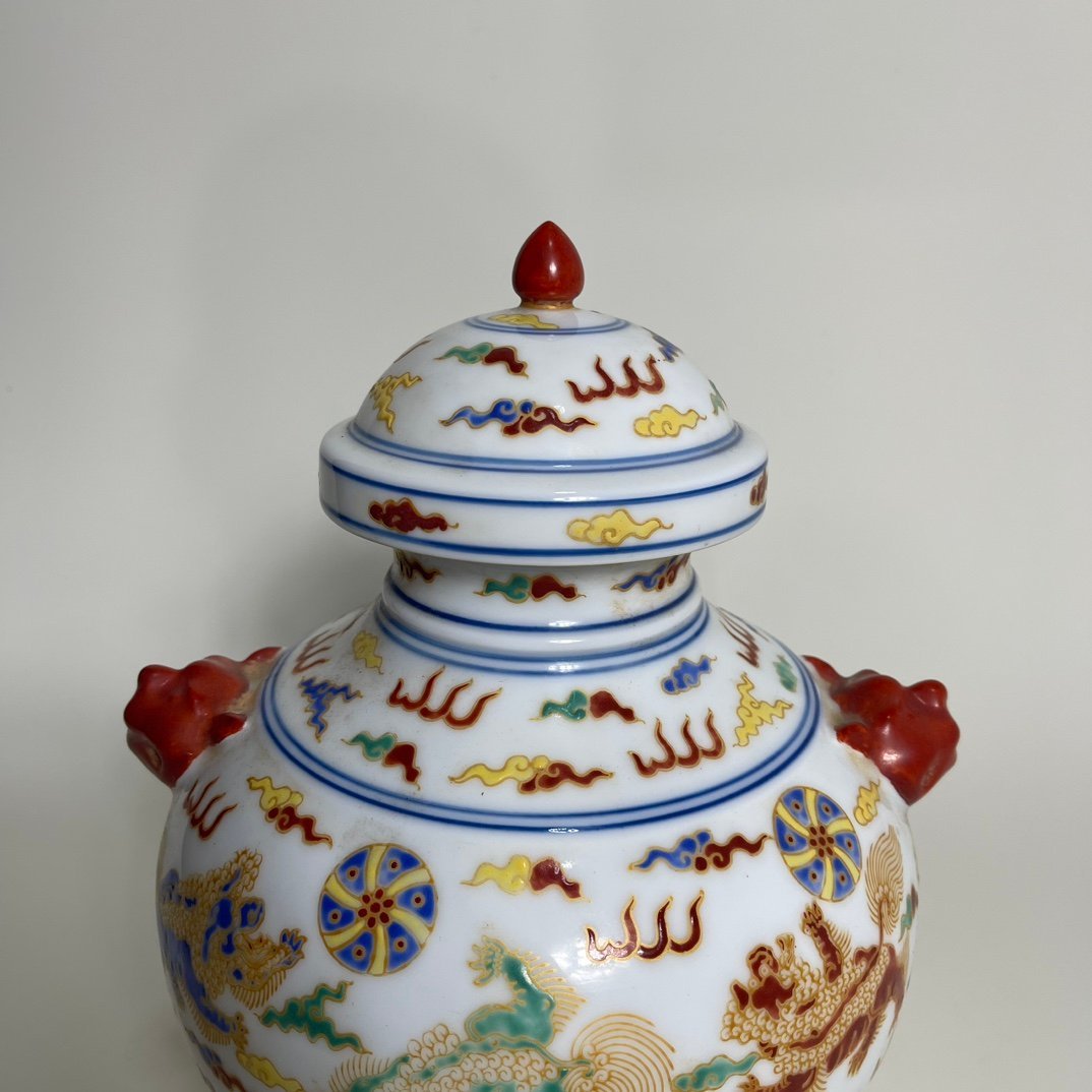 Ming Dynasty Chenghua five-color gold-painted lion rolling hydrangea pattern lid jar