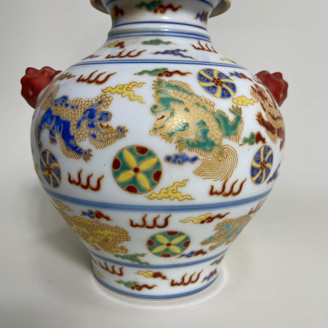 Ming Dynasty Chenghua five-color gold-painted lion rolling hydrangea pattern lid jar