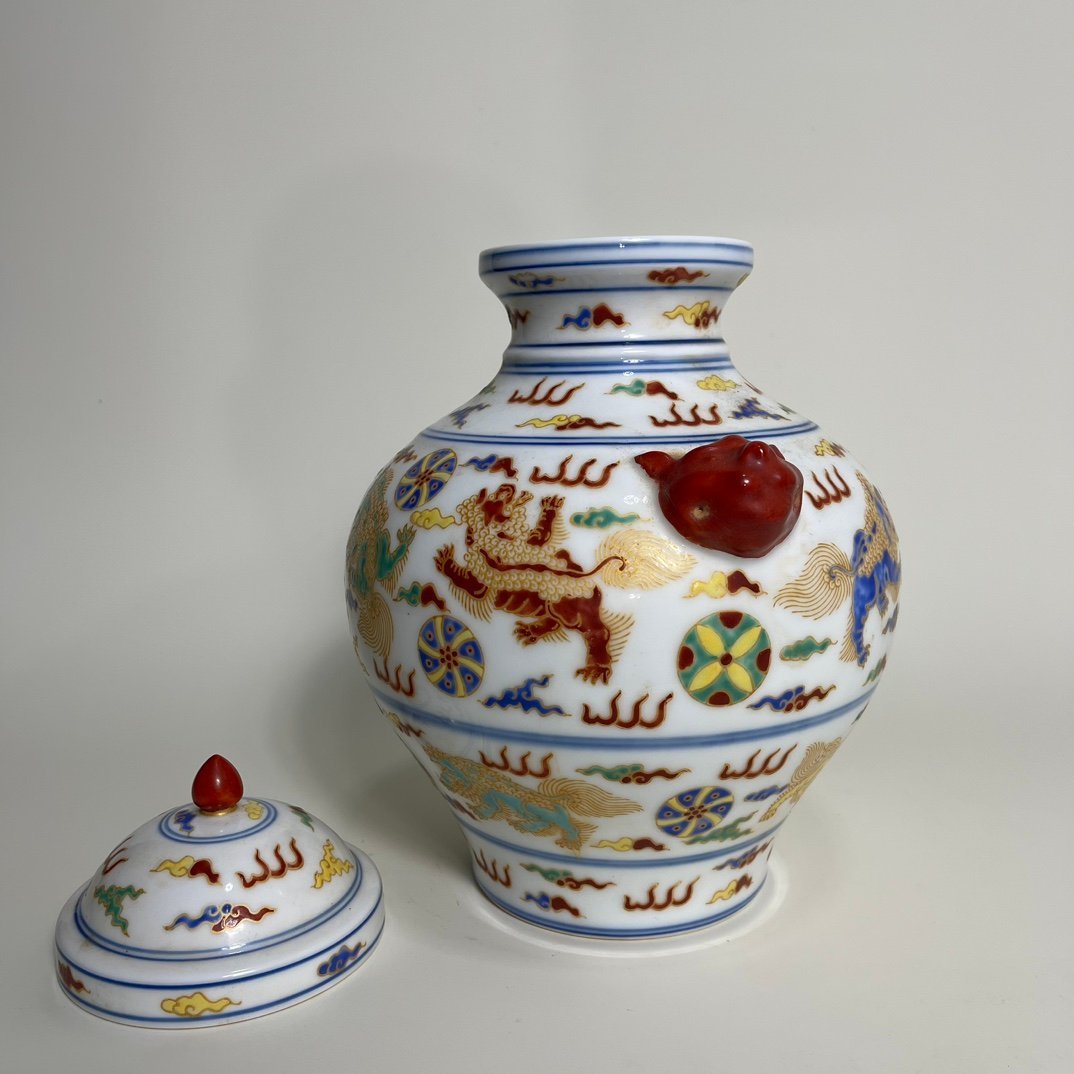 Ming Dynasty Chenghua five-color gold-painted lion rolling hydrangea pattern lid jar