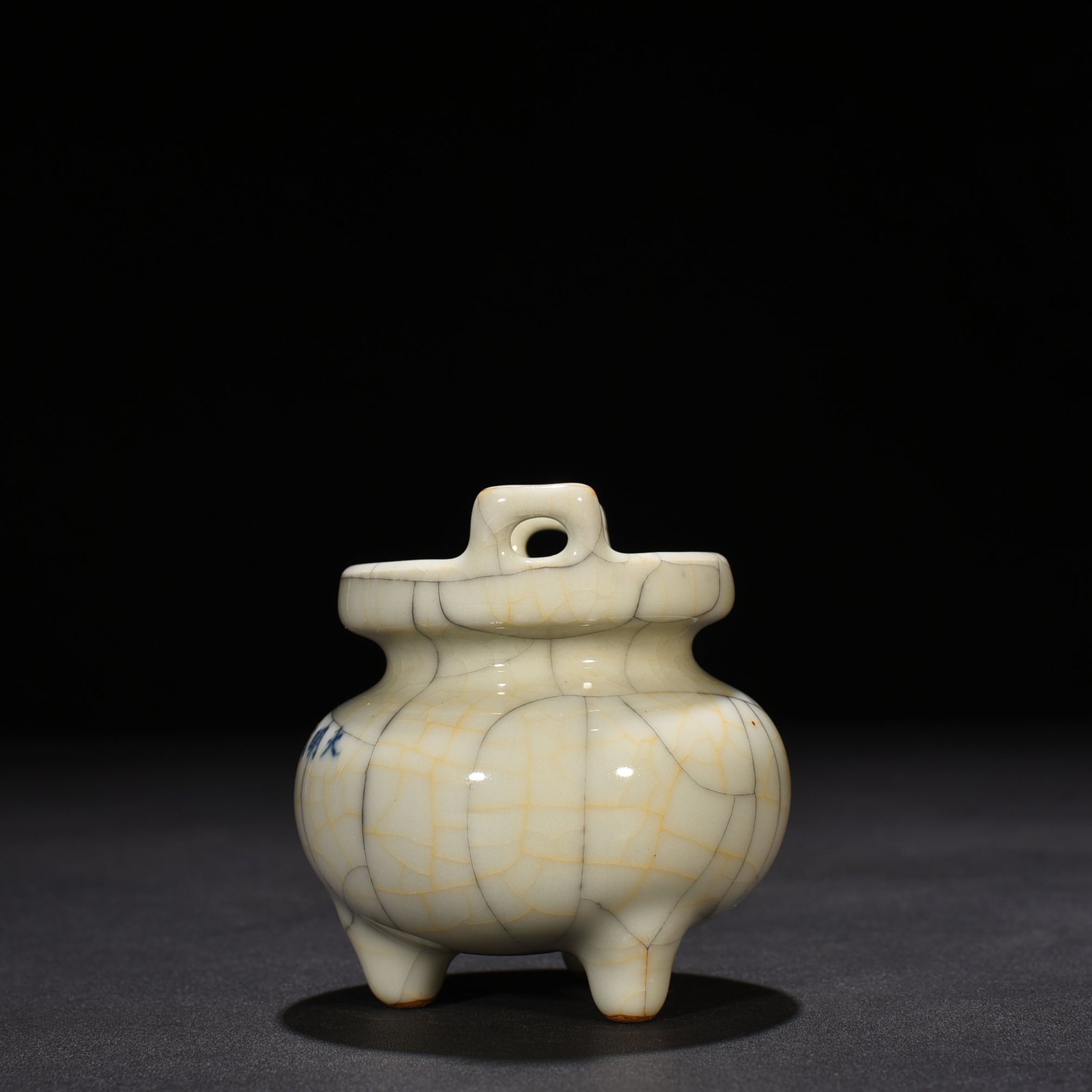 Ming Dynasty Chenghuage kiln three-legged and double-eared stove