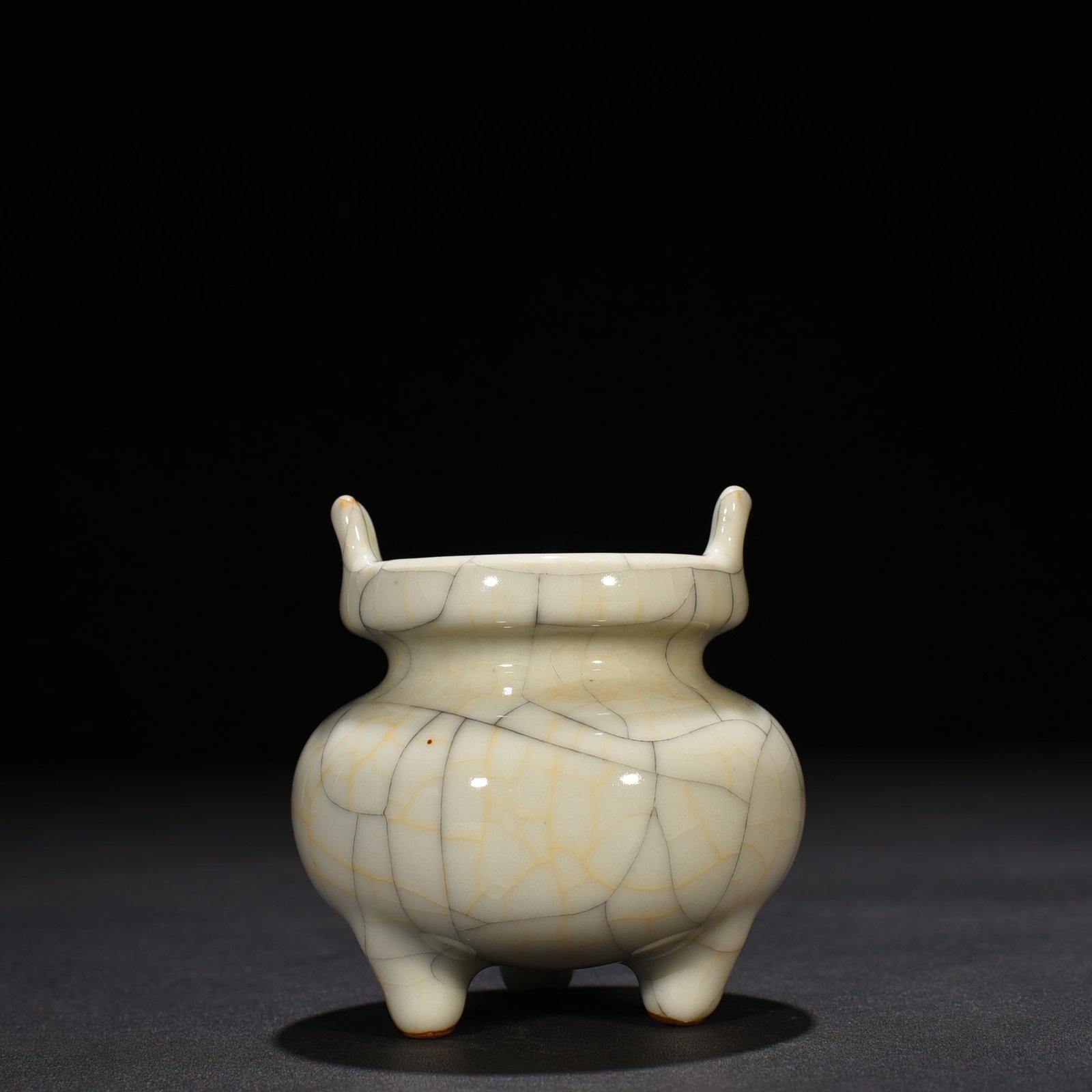 Ming Dynasty Chenghuage kiln three-legged and double-eared stove