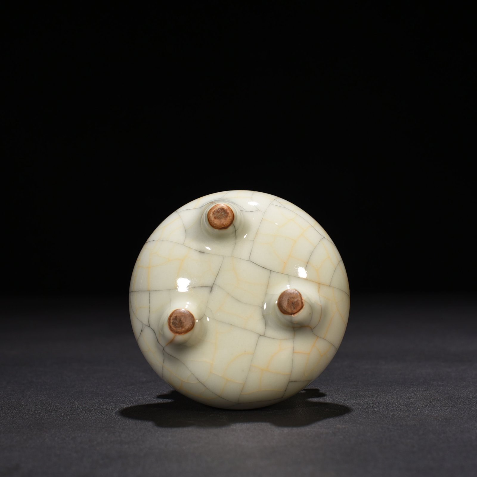 Ming Dynasty Chenghuage kiln three-legged and double-eared stove