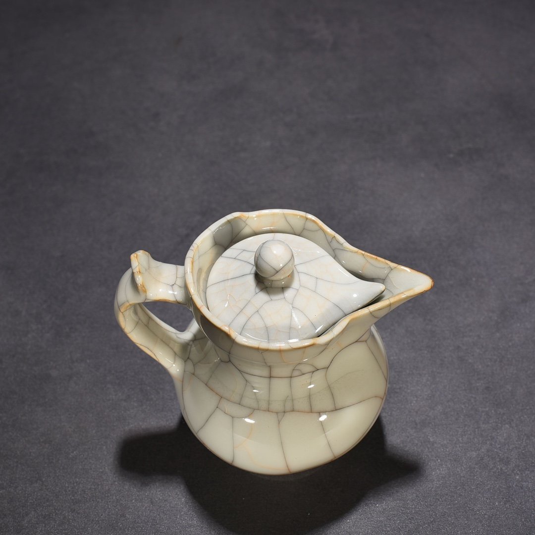 Ming Dynasty Chenghua Ge Kiln Monk Hat Pot