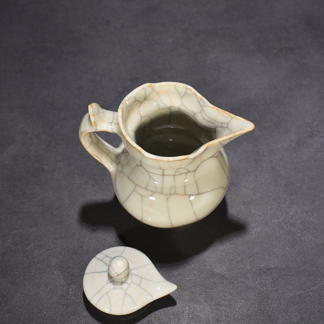 Ming Dynasty Chenghua Ge Kiln Monk Hat Pot