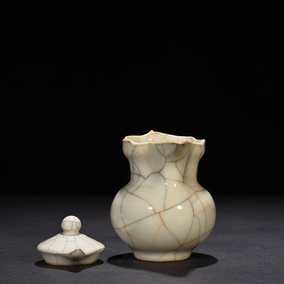 Ming Dynasty Chenghua Ge Kiln Monk Hat Pot