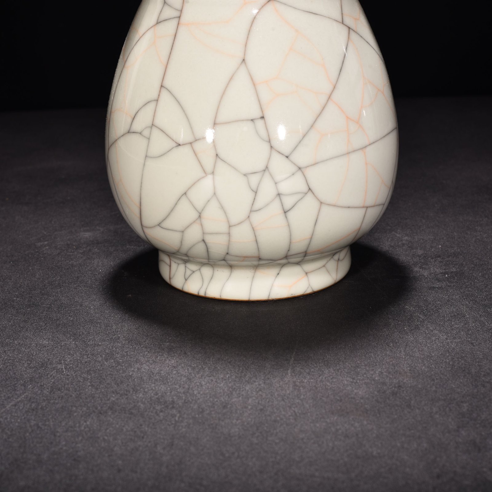 Ming Dynasty Chenghua Ge Kiln animal ear vase