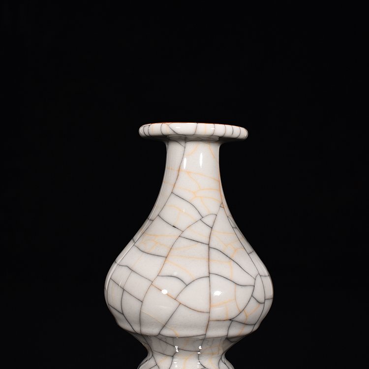 Ming Dynasty Chenghua Ge Kiln Military Holder