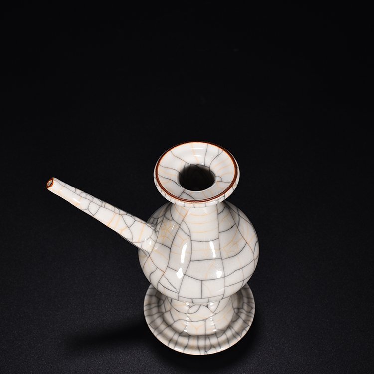Ming Dynasty Chenghua Ge Kiln Military Holder