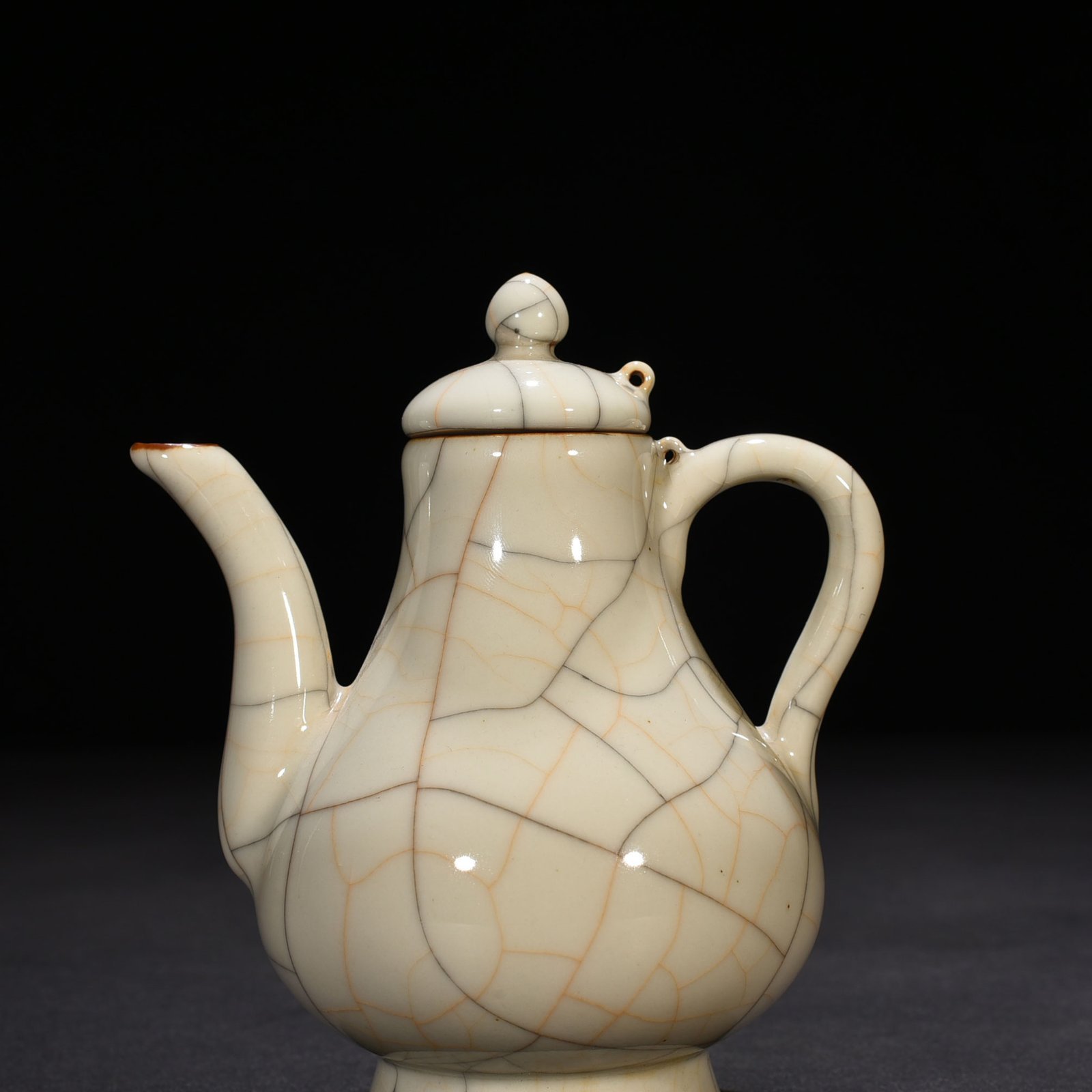 Ming Dynasty Chenghua Ge Kiln pear-shaped pot