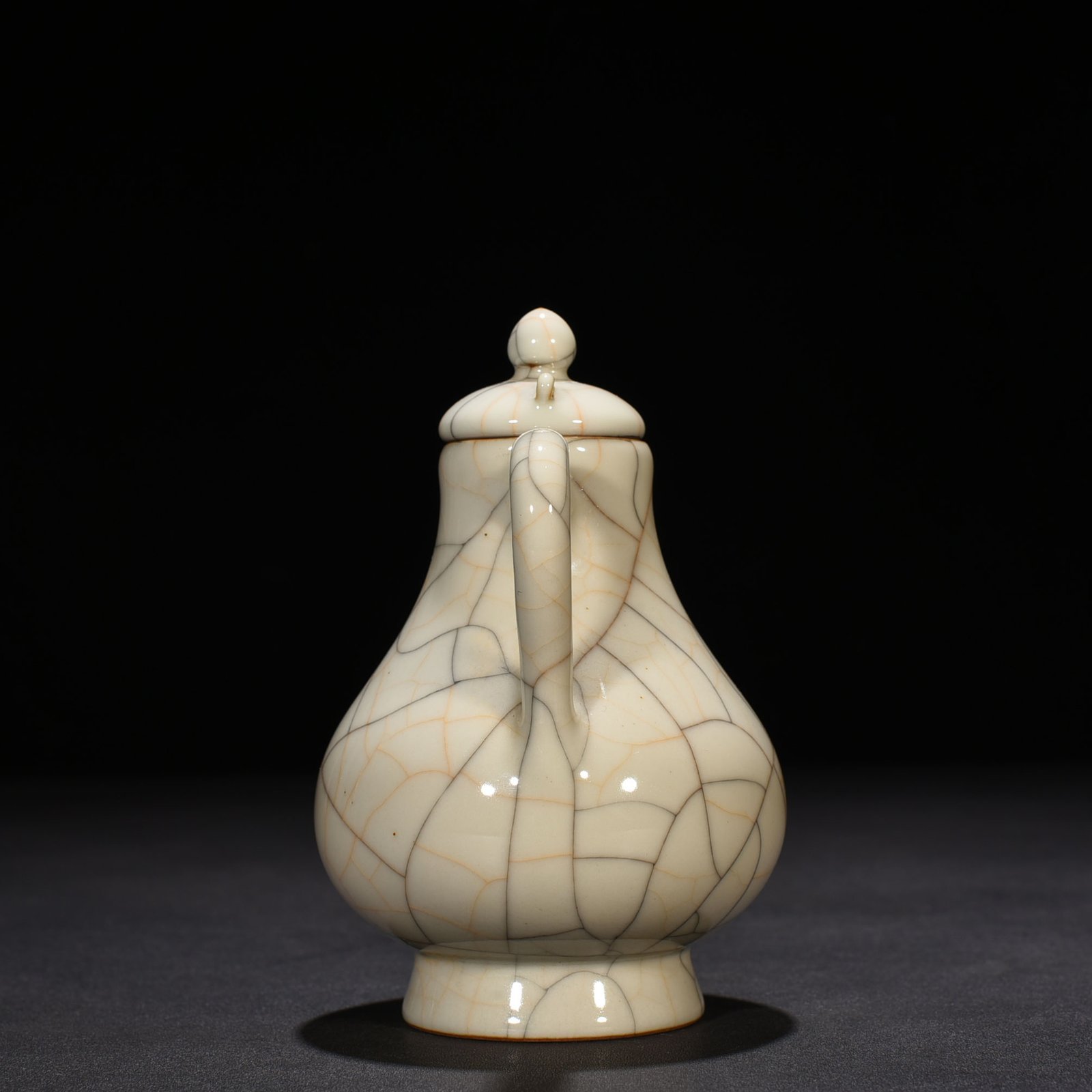 Ming Dynasty Chenghua Ge Kiln pear-shaped pot