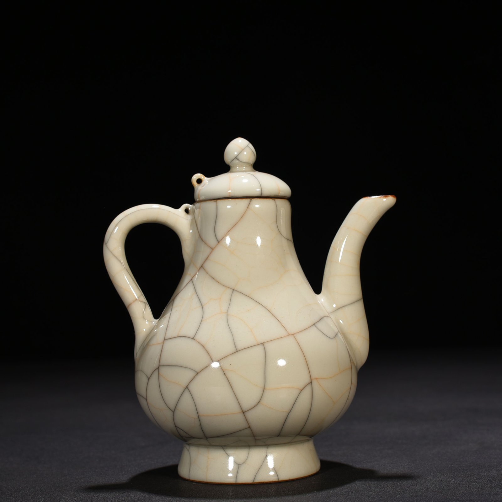 Ming Dynasty Chenghua Ge Kiln pear-shaped pot