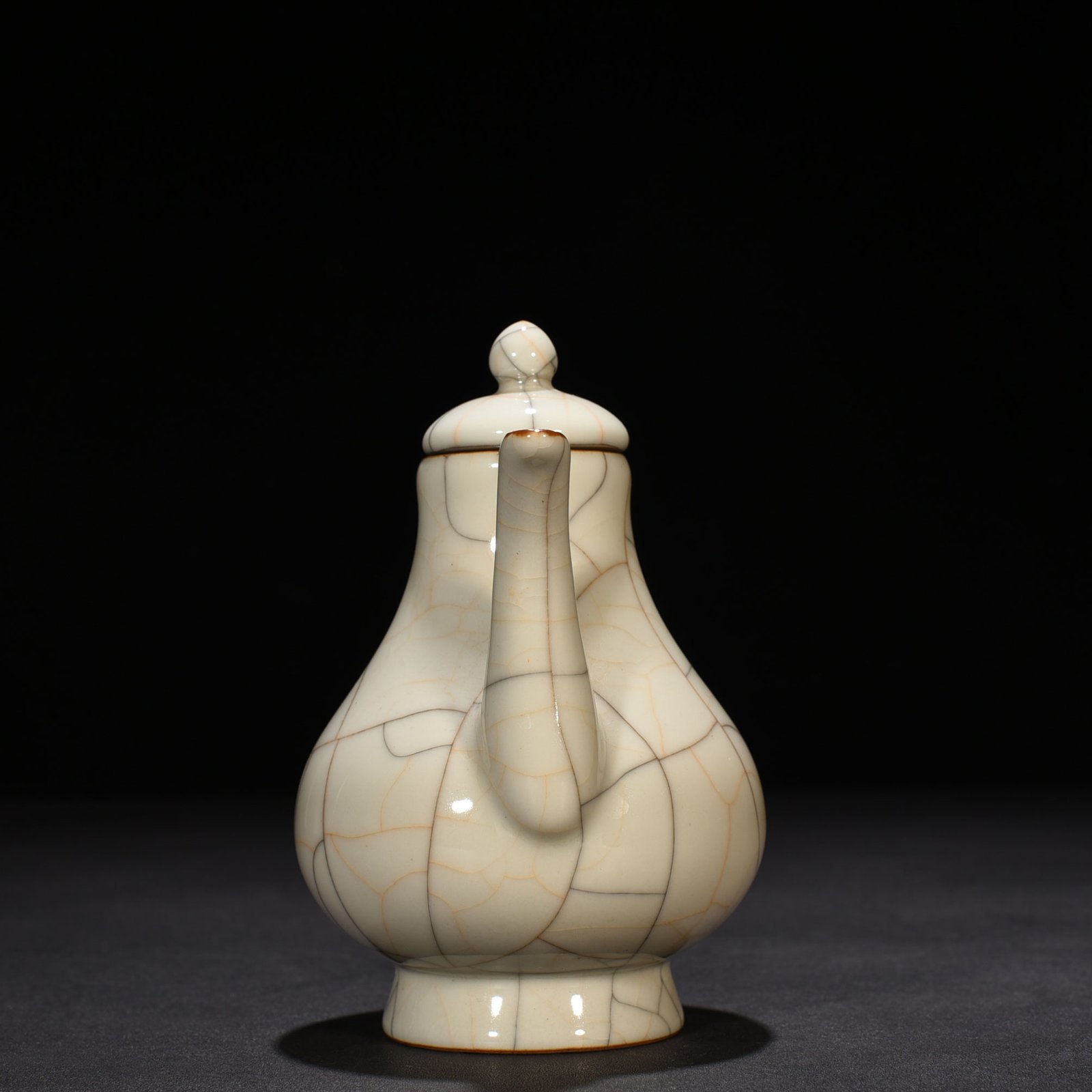 Ming Dynasty Chenghua Ge Kiln pear-shaped pot