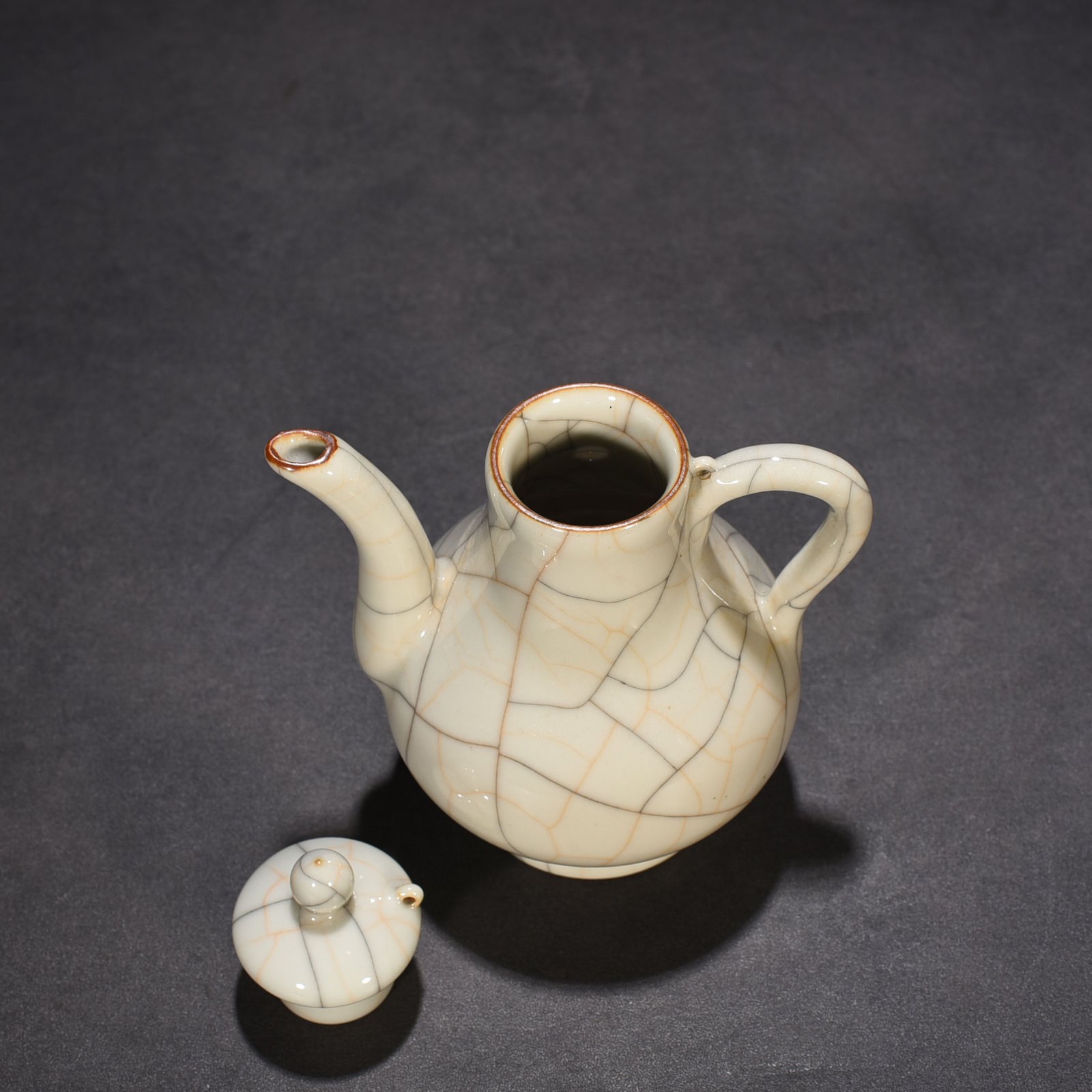 Ming Dynasty Chenghua Ge Kiln pear-shaped pot