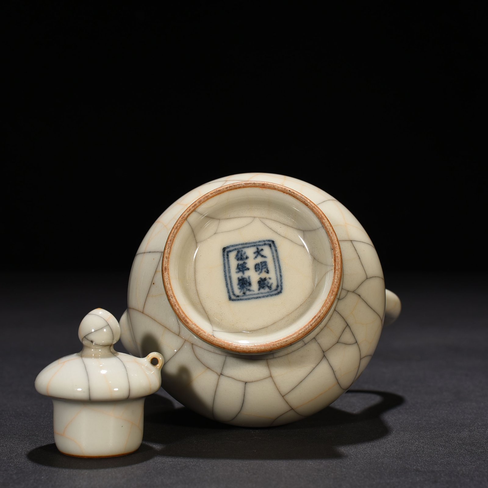 Ming Dynasty Chenghua Ge Kiln pear-shaped pot