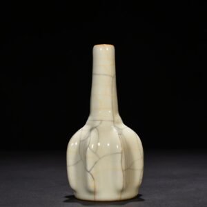 Ming Dynasty Chenghua Ge Kiln melon corrugated clear bottle