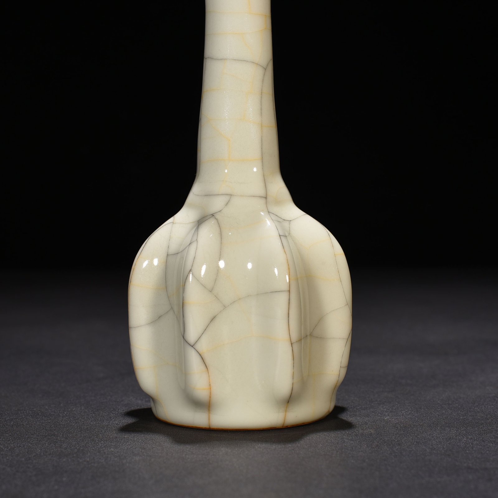 Ming Dynasty Chenghua Ge Kiln melon corrugated clear bottle