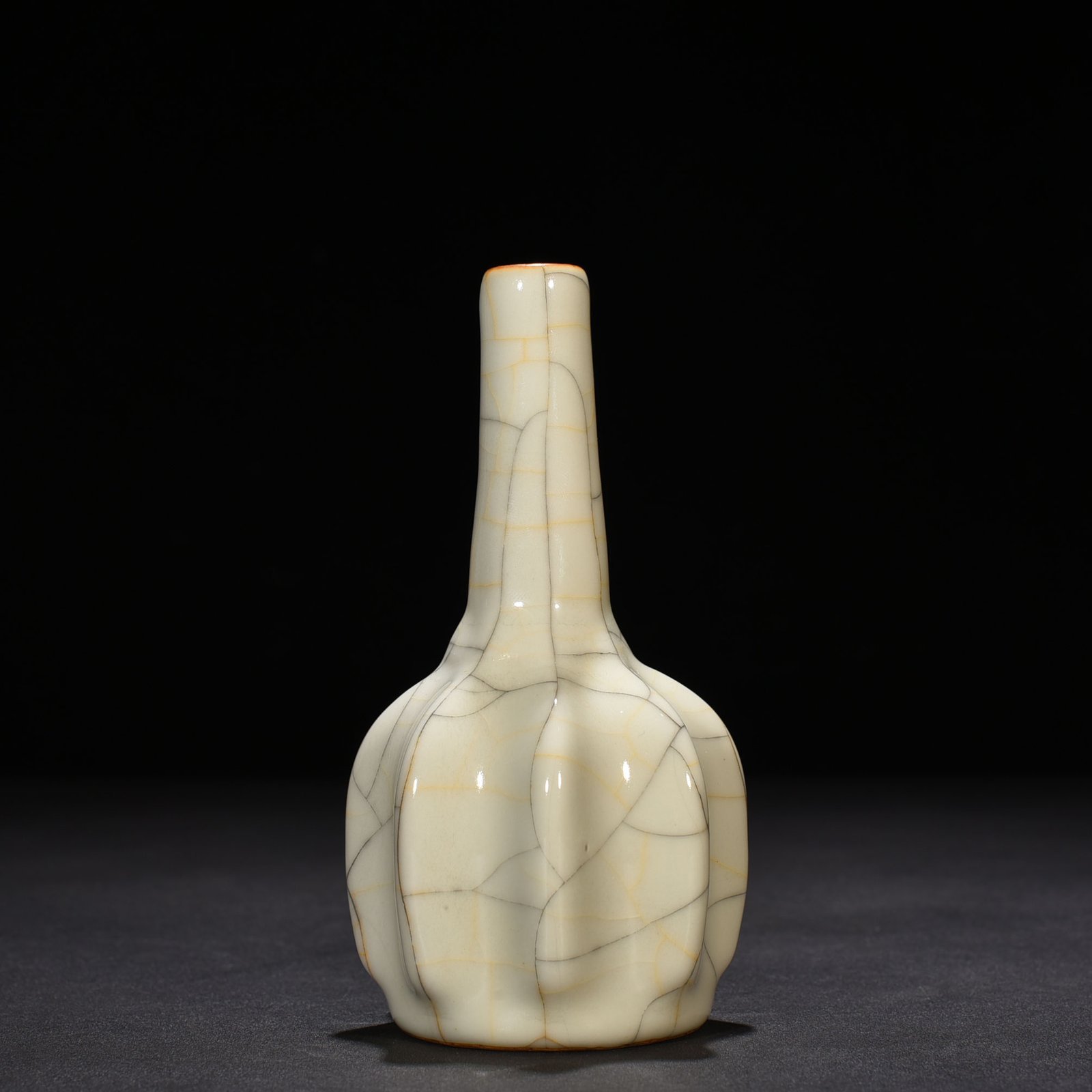 Ming Dynasty Chenghua Ge Kiln melon corrugated clear bottle