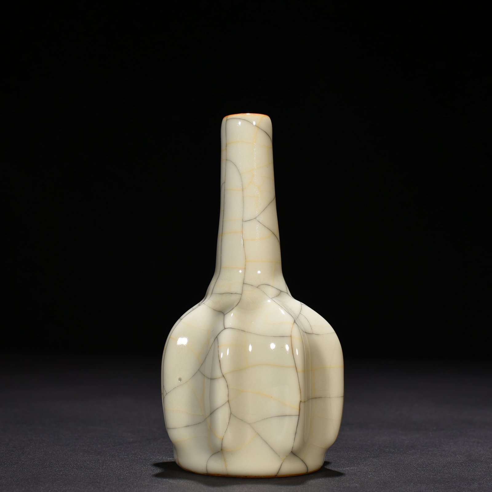 Ming Dynasty Chenghua Ge Kiln melon corrugated clear bottle