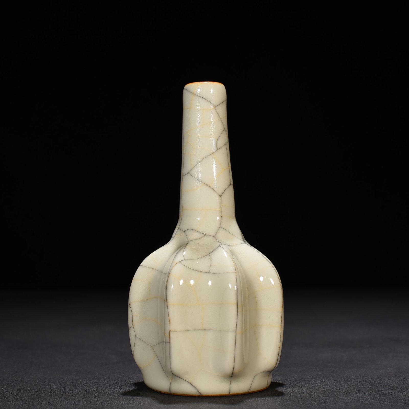Ming Dynasty Chenghua Ge Kiln melon corrugated clear bottle