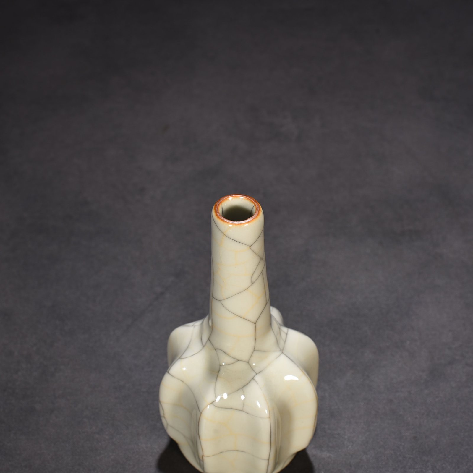 Ming Dynasty Chenghua Ge Kiln melon corrugated clear bottle