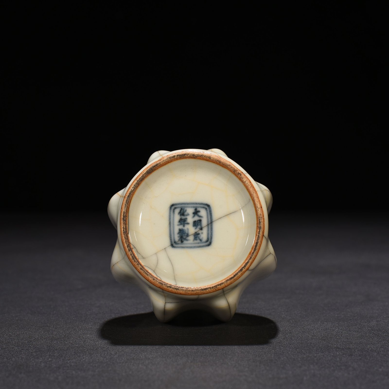 Ming Dynasty Chenghua Ge Kiln melon corrugated clear bottle