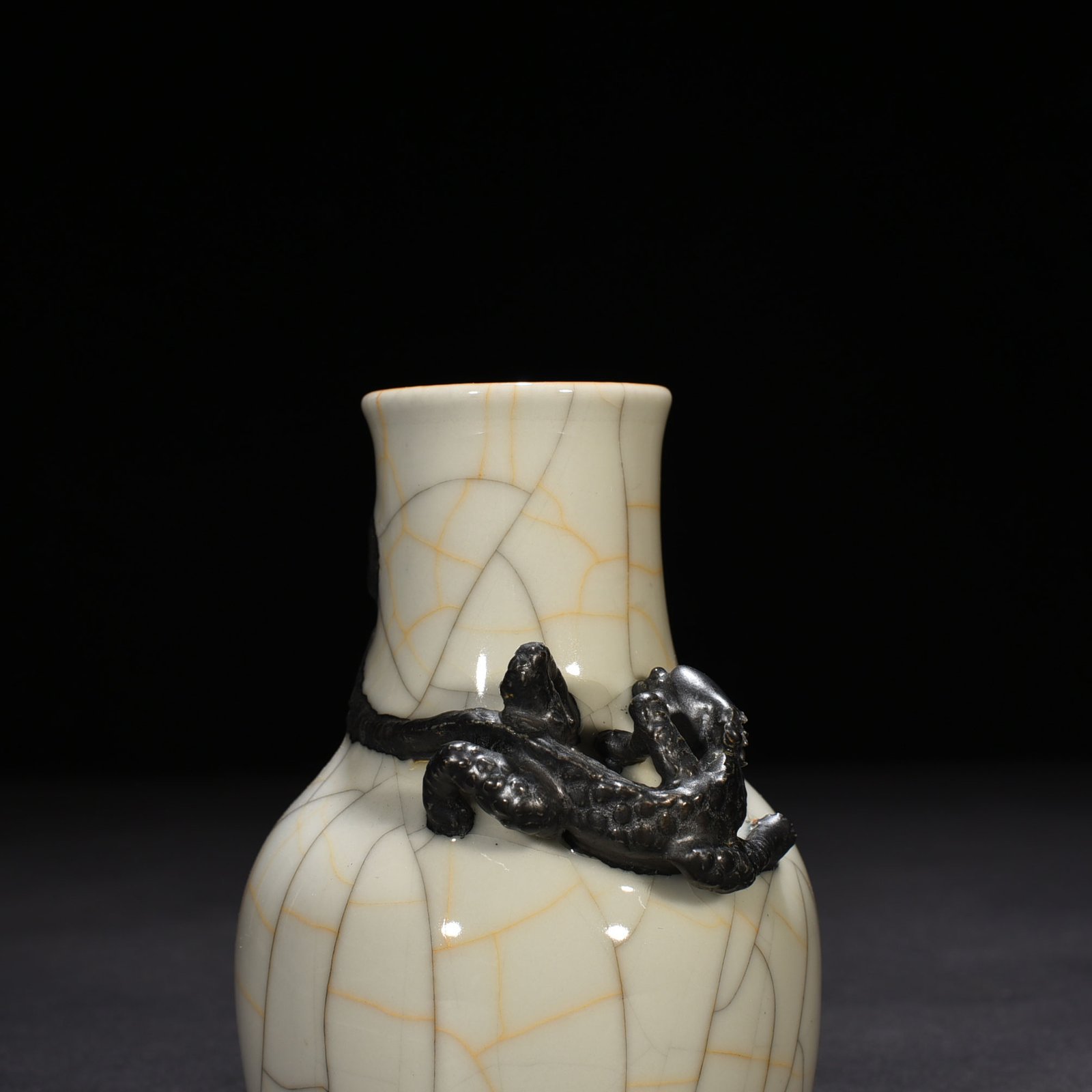 Ming Dynasty Chenghua Ge Kiln Panlong Zun