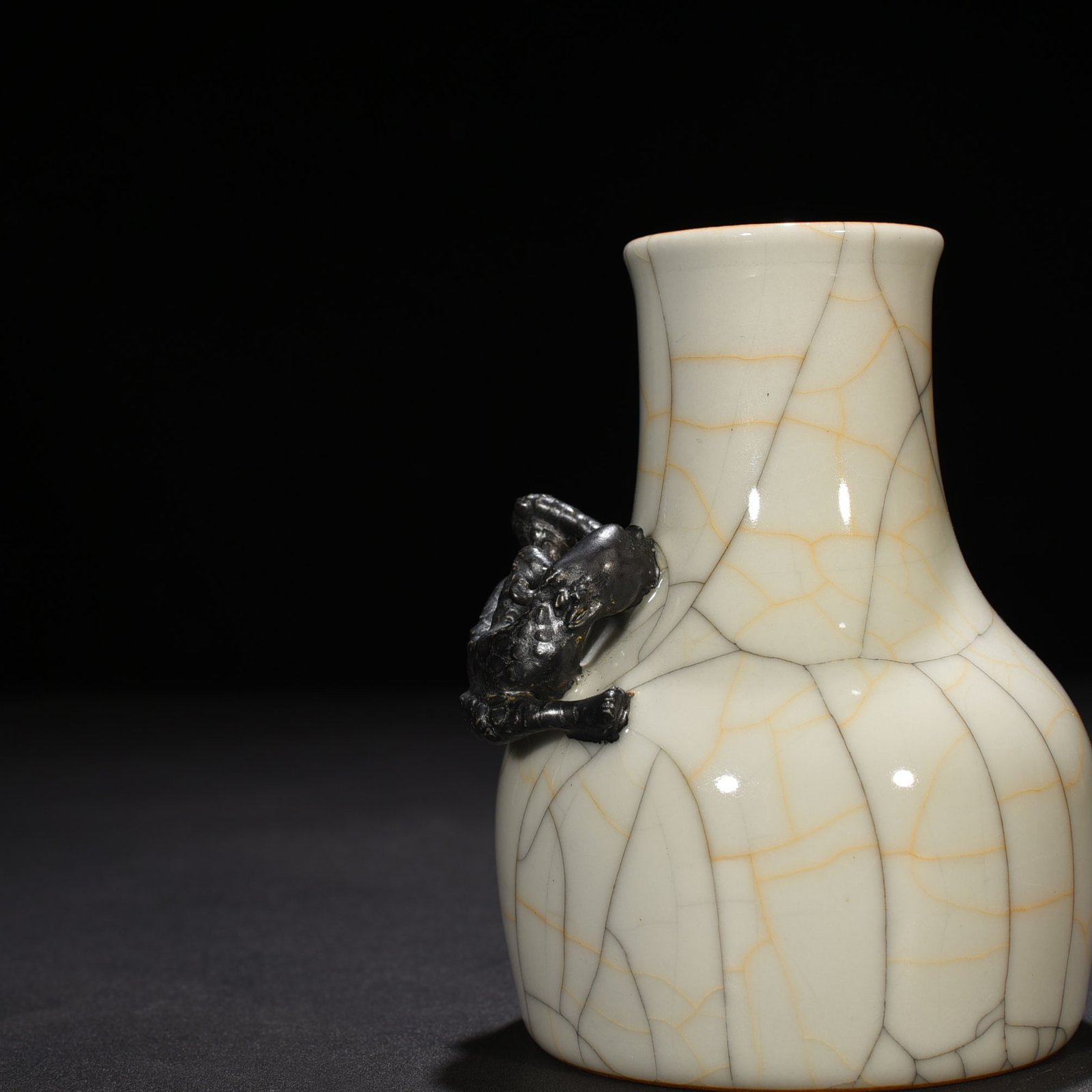 Ming Dynasty Chenghua Ge Kiln Panlong Zun
