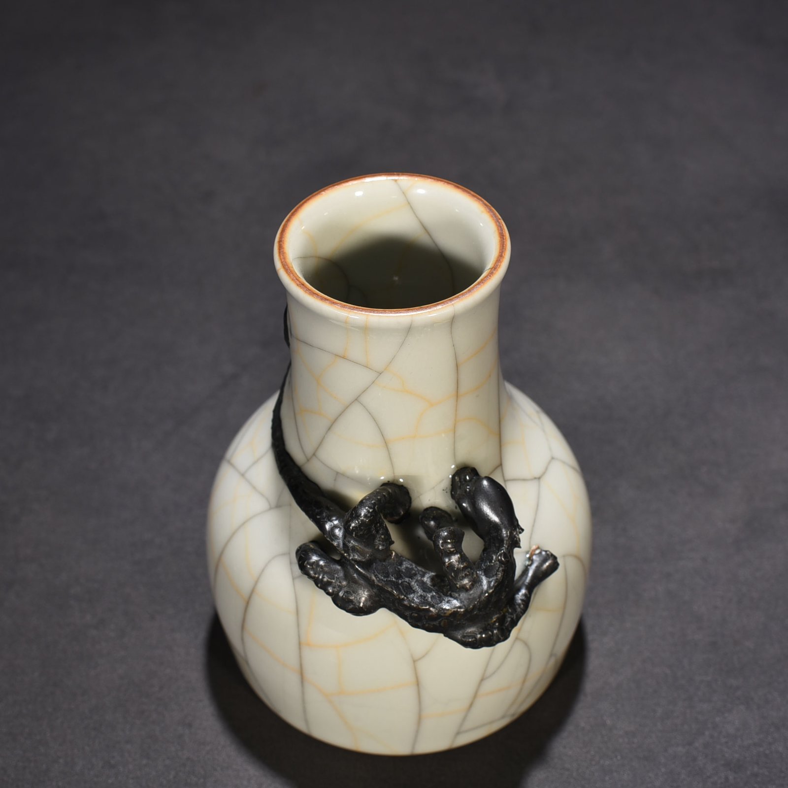 Ming Dynasty Chenghua Ge Kiln Panlong Zun