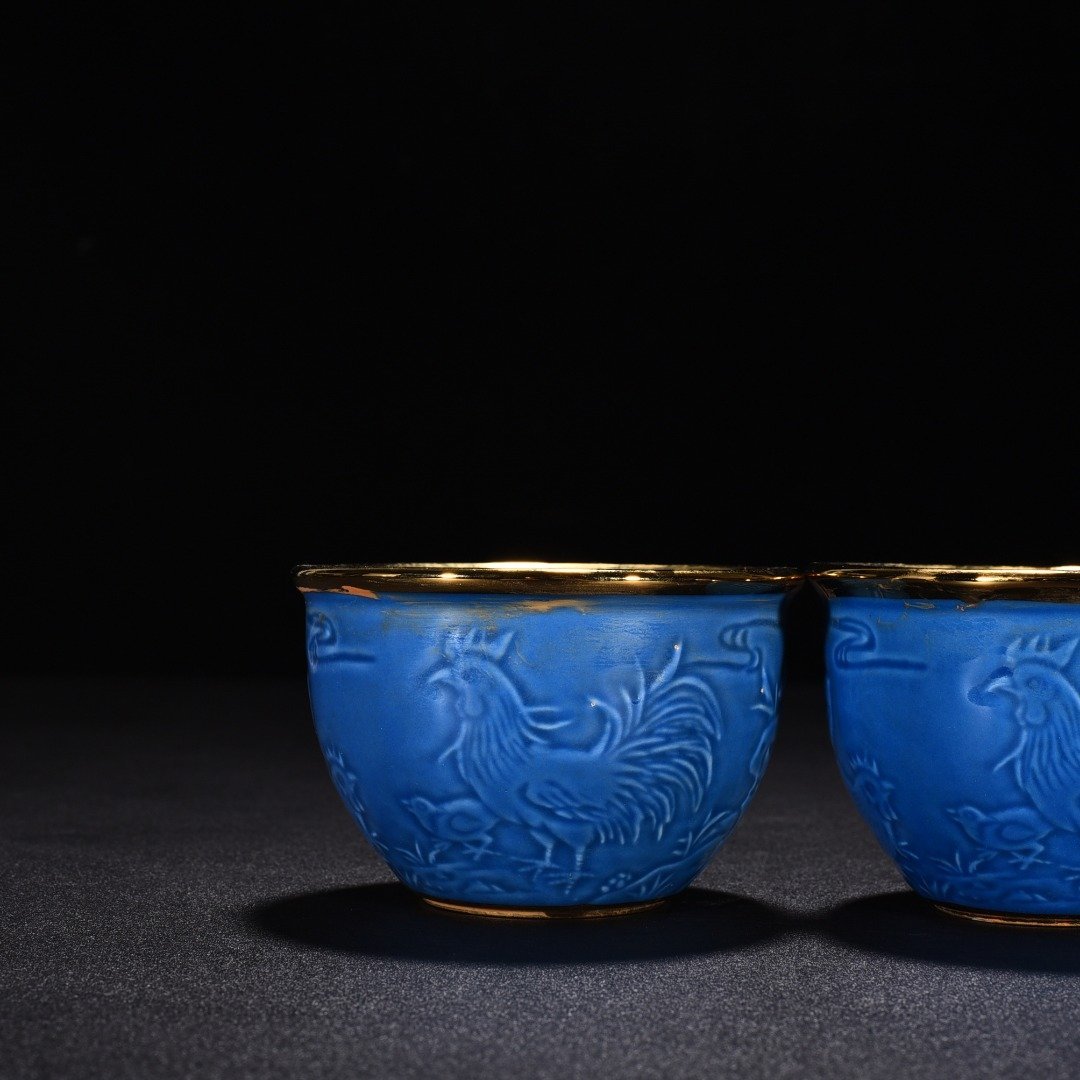Ming Dynasty Chenghua sky blue glaze gilt cylinder-shaped cup with family portrait and chicken