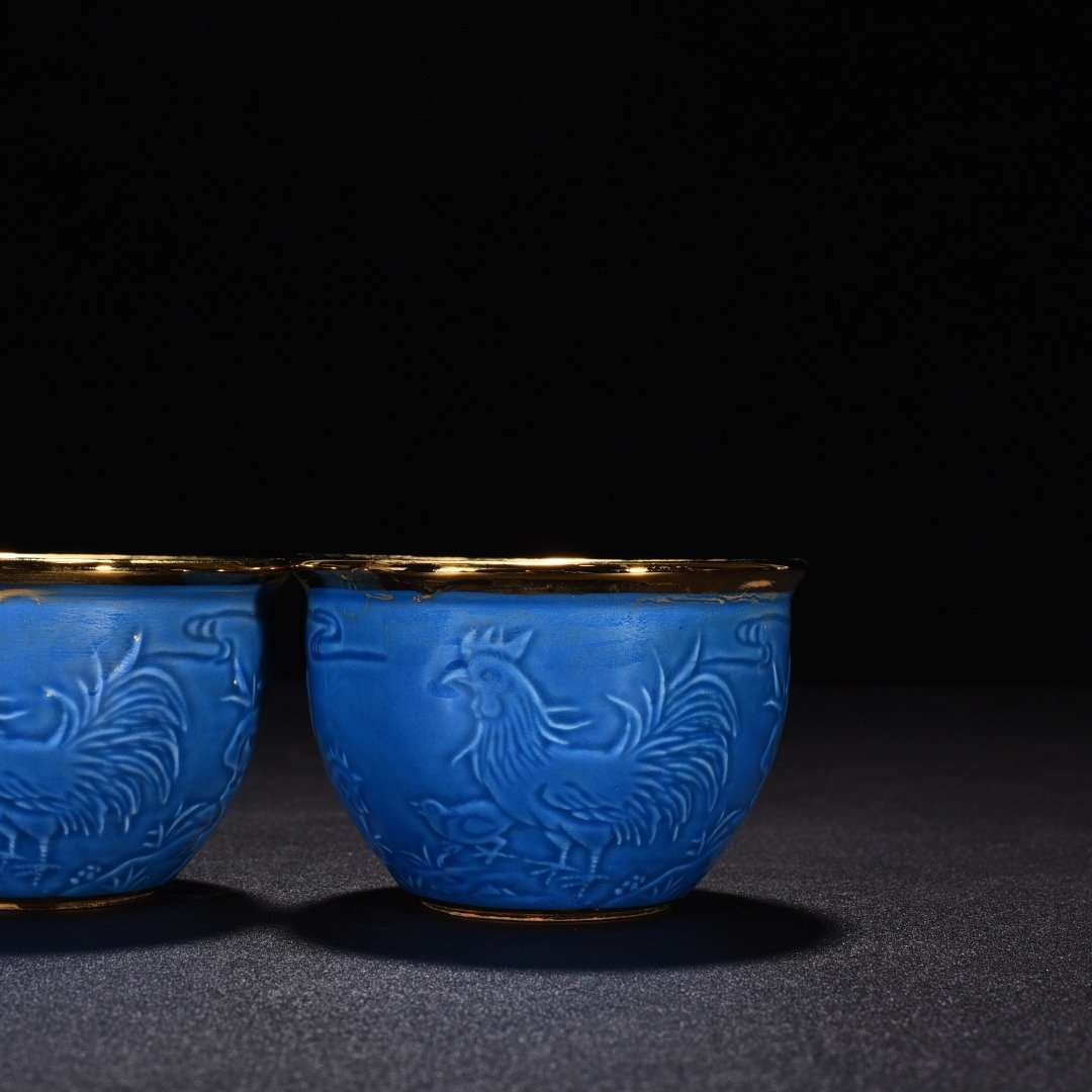Ming Dynasty Chenghua sky blue glaze gilt cylinder-shaped cup with family portrait and chicken