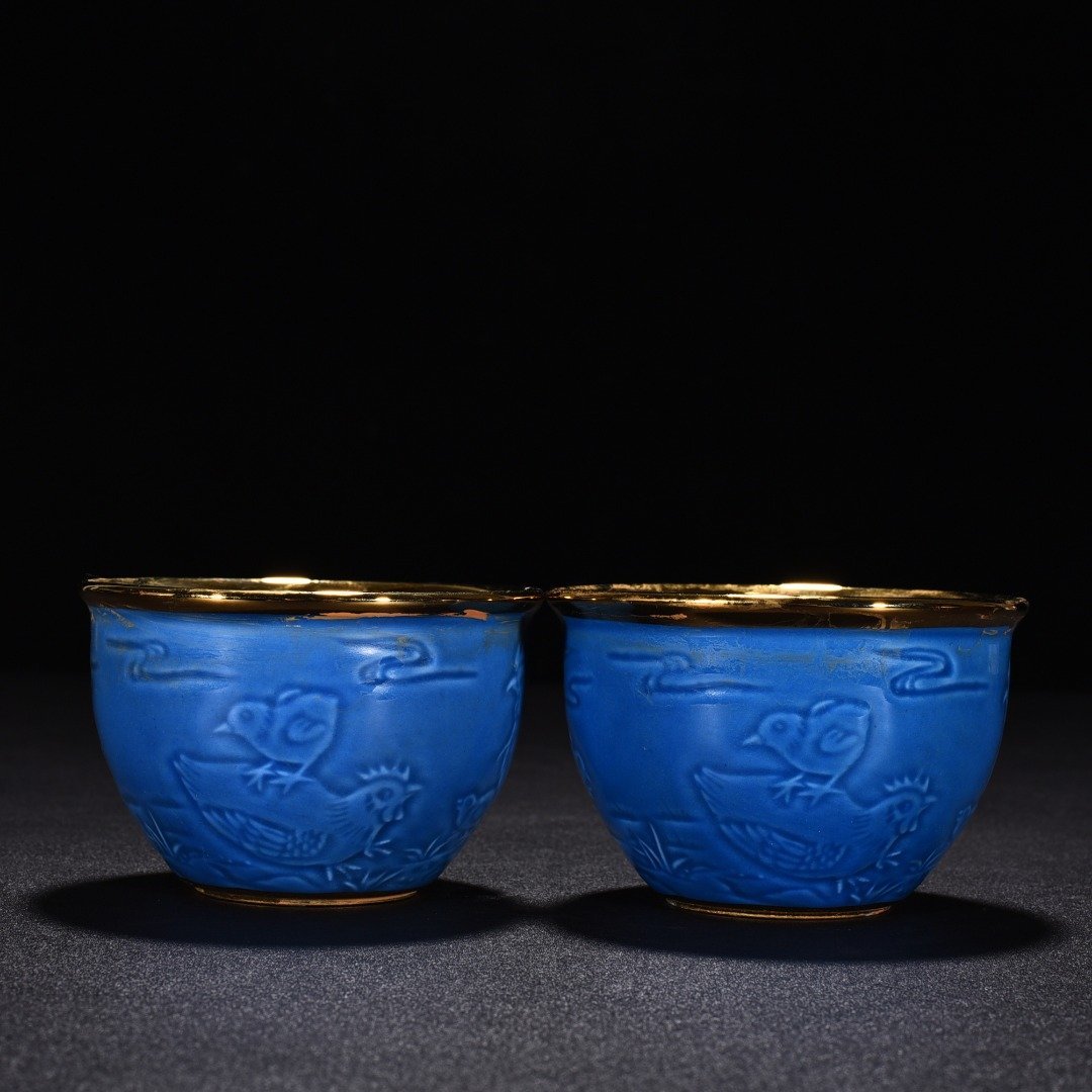 Ming Dynasty Chenghua sky blue glaze gilt cylinder-shaped cup with family portrait and chicken