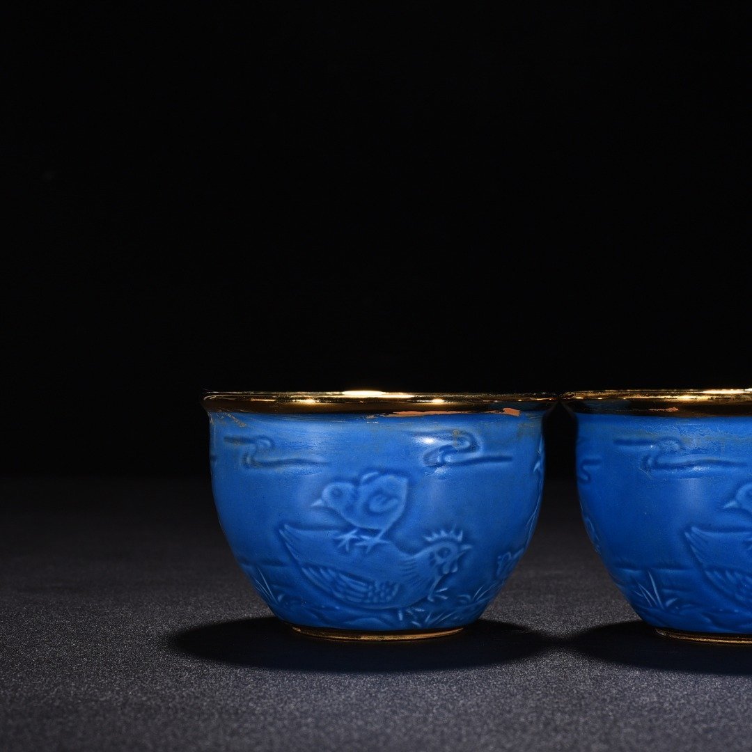Ming Dynasty Chenghua sky blue glaze gilt cylinder-shaped cup with family portrait and chicken
