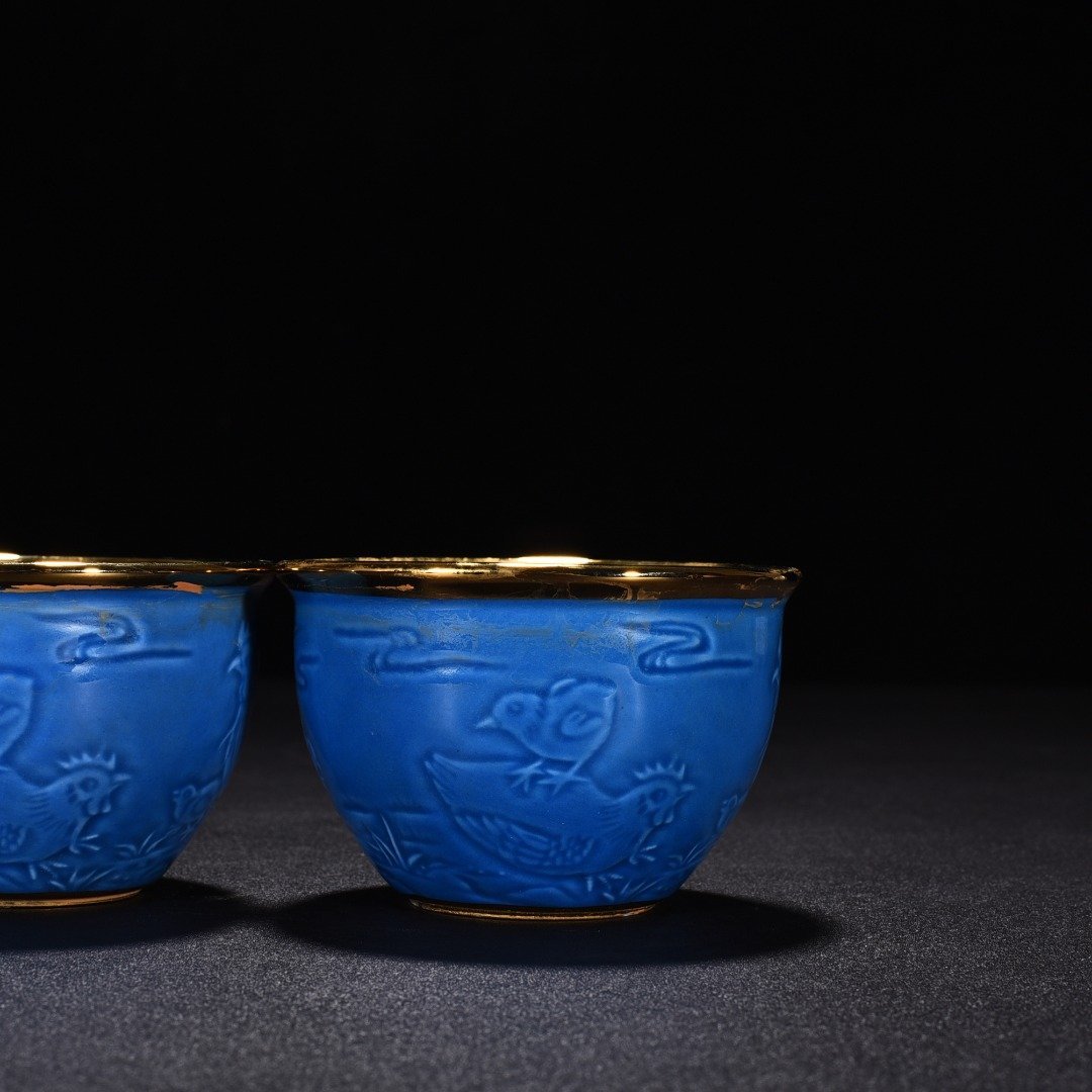 Ming Dynasty Chenghua sky blue glaze gilt cylinder-shaped cup with family portrait and chicken