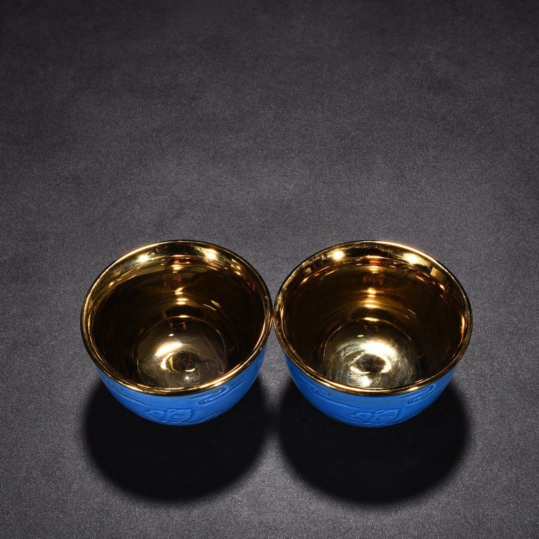 Ming Dynasty Chenghua sky blue glaze gilt cylinder-shaped cup with family portrait and chicken