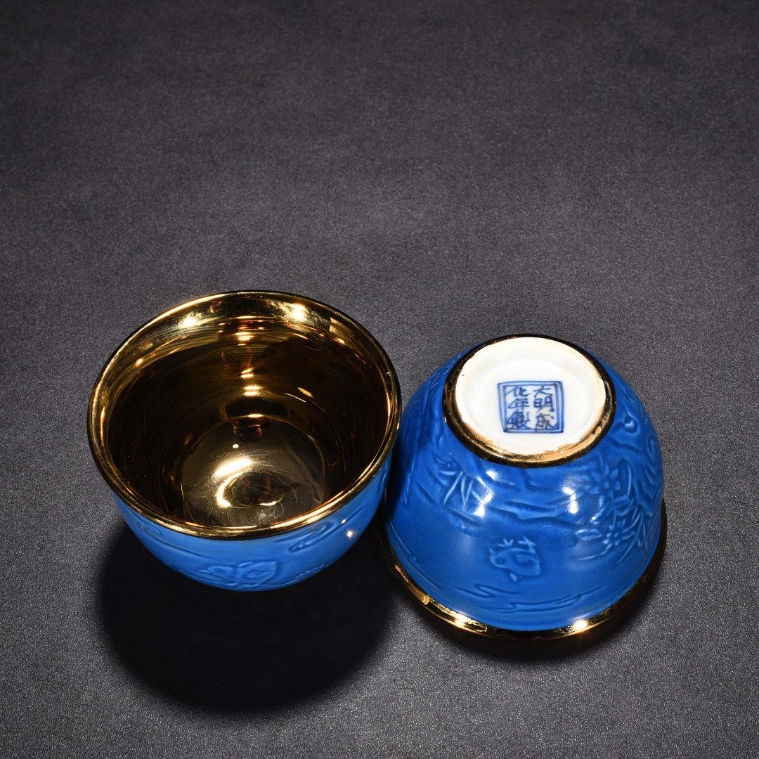 Ming Dynasty Chenghua sky blue glaze gilt cylinder-shaped cup with family portrait and chicken