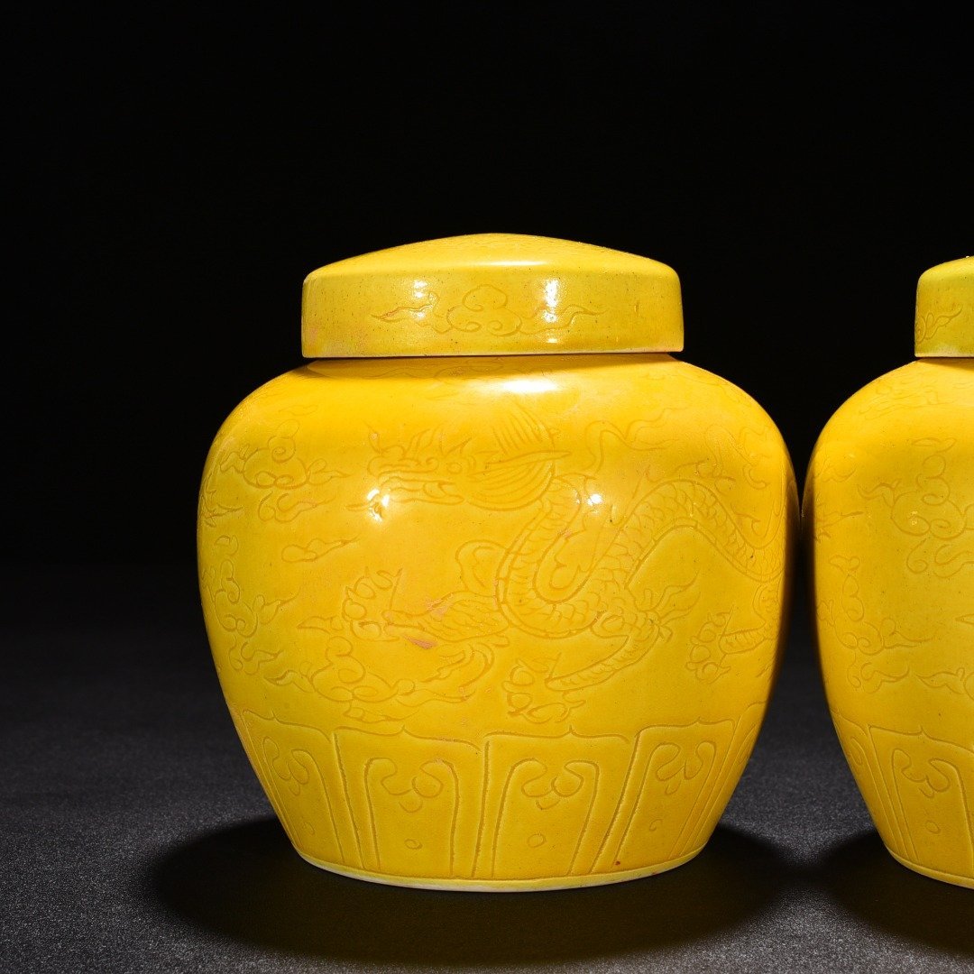 Ming Dynasty Chenghua Jiao yellow glaze engraved cloud and dragon pattern Tianzi jar