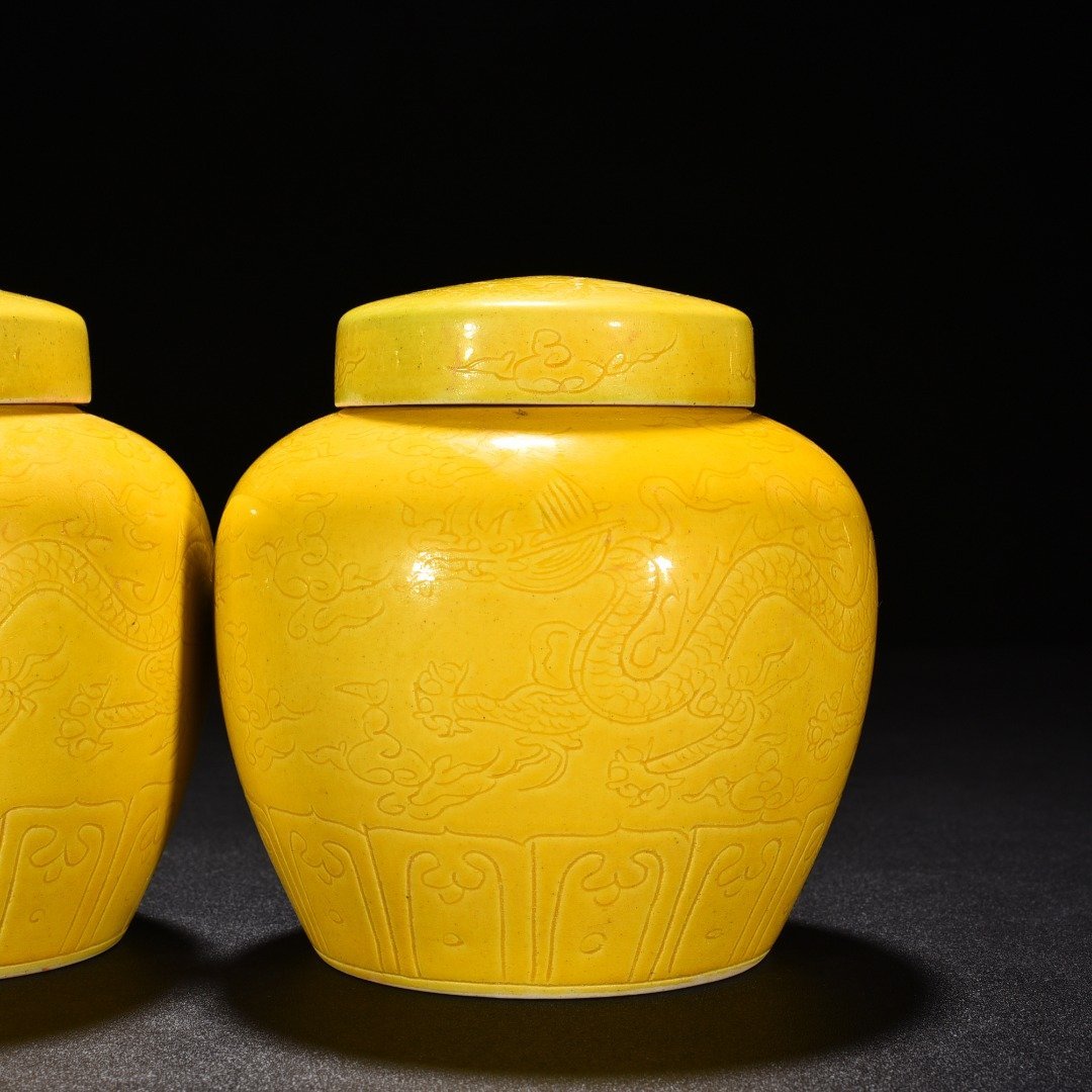 Ming Dynasty Chenghua Jiao yellow glaze engraved cloud and dragon pattern Tianzi jar