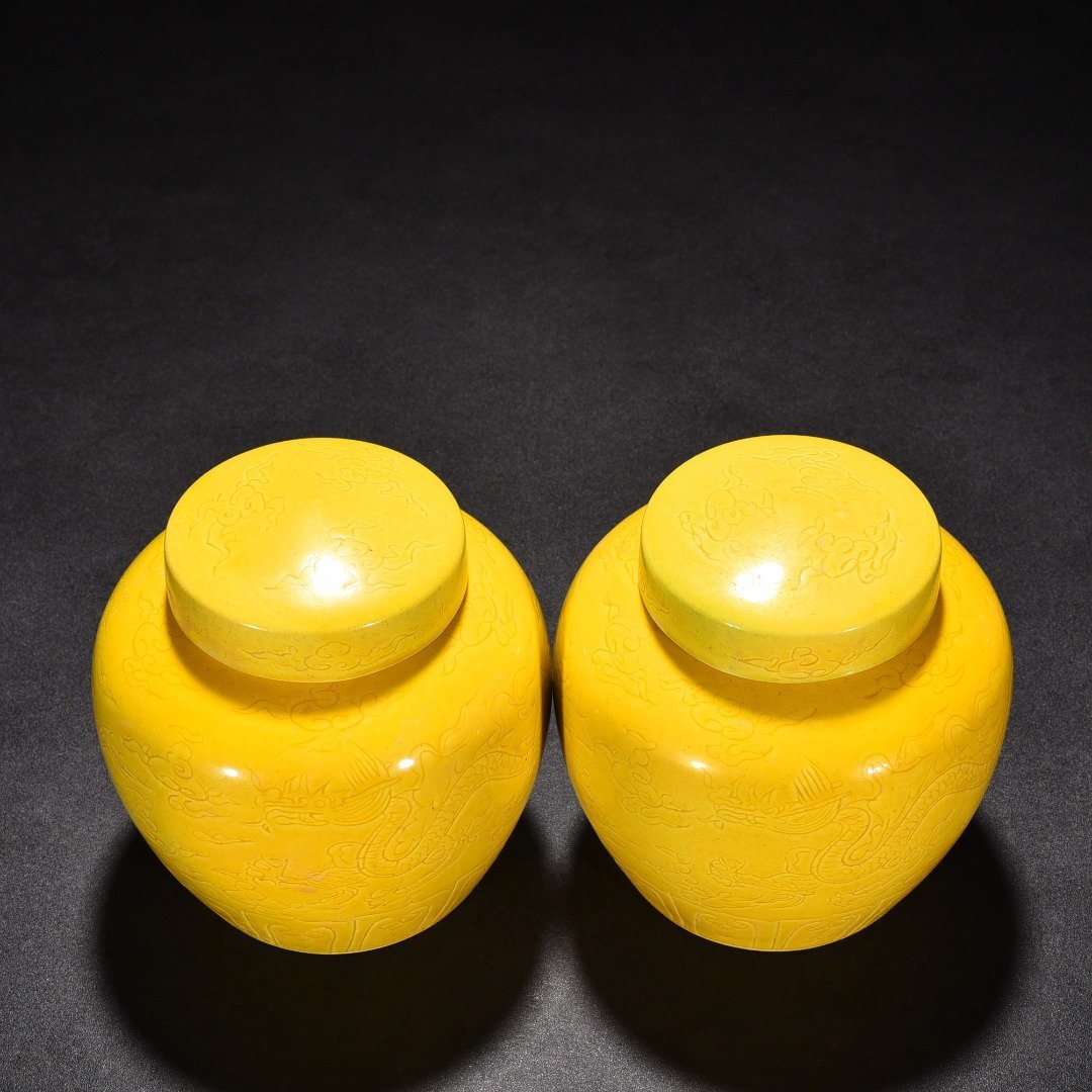 Ming Dynasty Chenghua Jiao yellow glaze engraved cloud and dragon pattern Tianzi jar