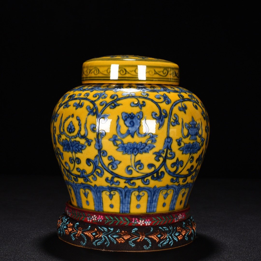 Ming Dynasty Chenghua Jiao yellow glaze blue and white lotus holder eight treasure lid jar