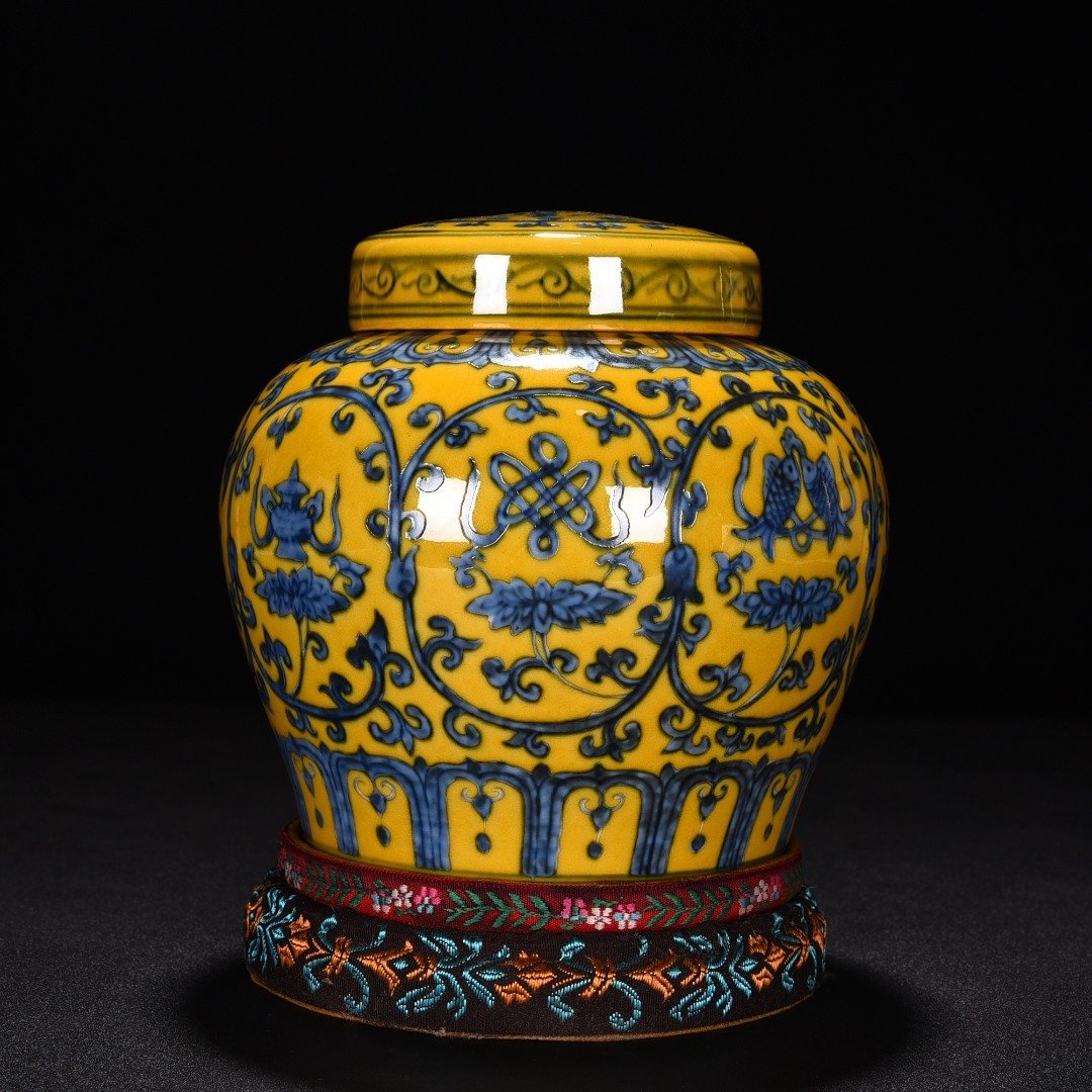 Ming Dynasty Chenghua Jiao yellow glaze blue and white lotus holder eight treasure lid jar
