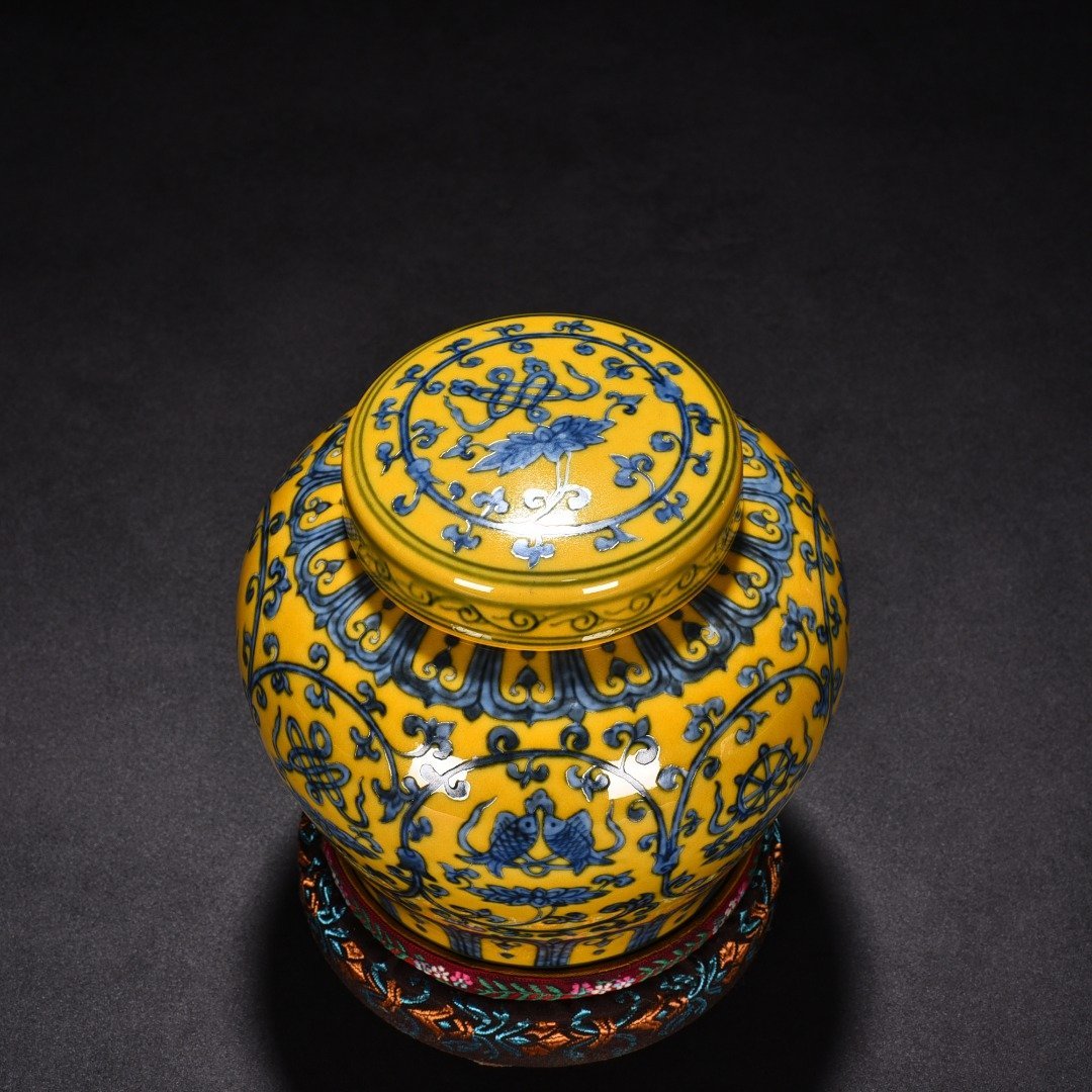 Ming Dynasty Chenghua Jiao yellow glaze blue and white lotus holder eight treasure lid jar